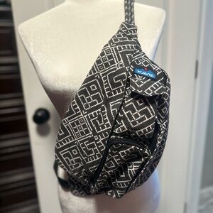 Kavu Rope Tribal Geometric print sling bag adjustable many pockets phone
